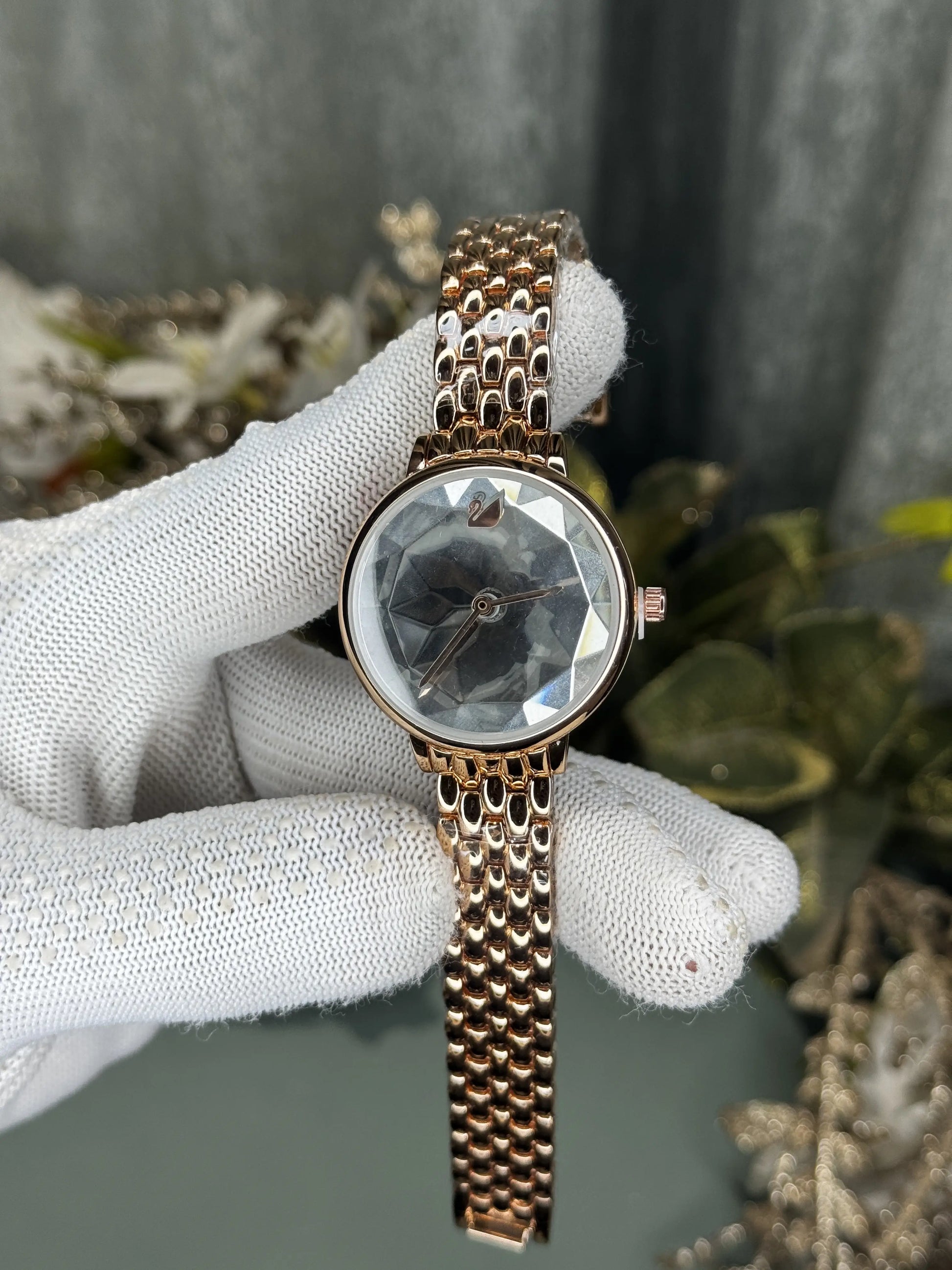 Swarovsk i Rose Gold Crystal Glass Premium Watch