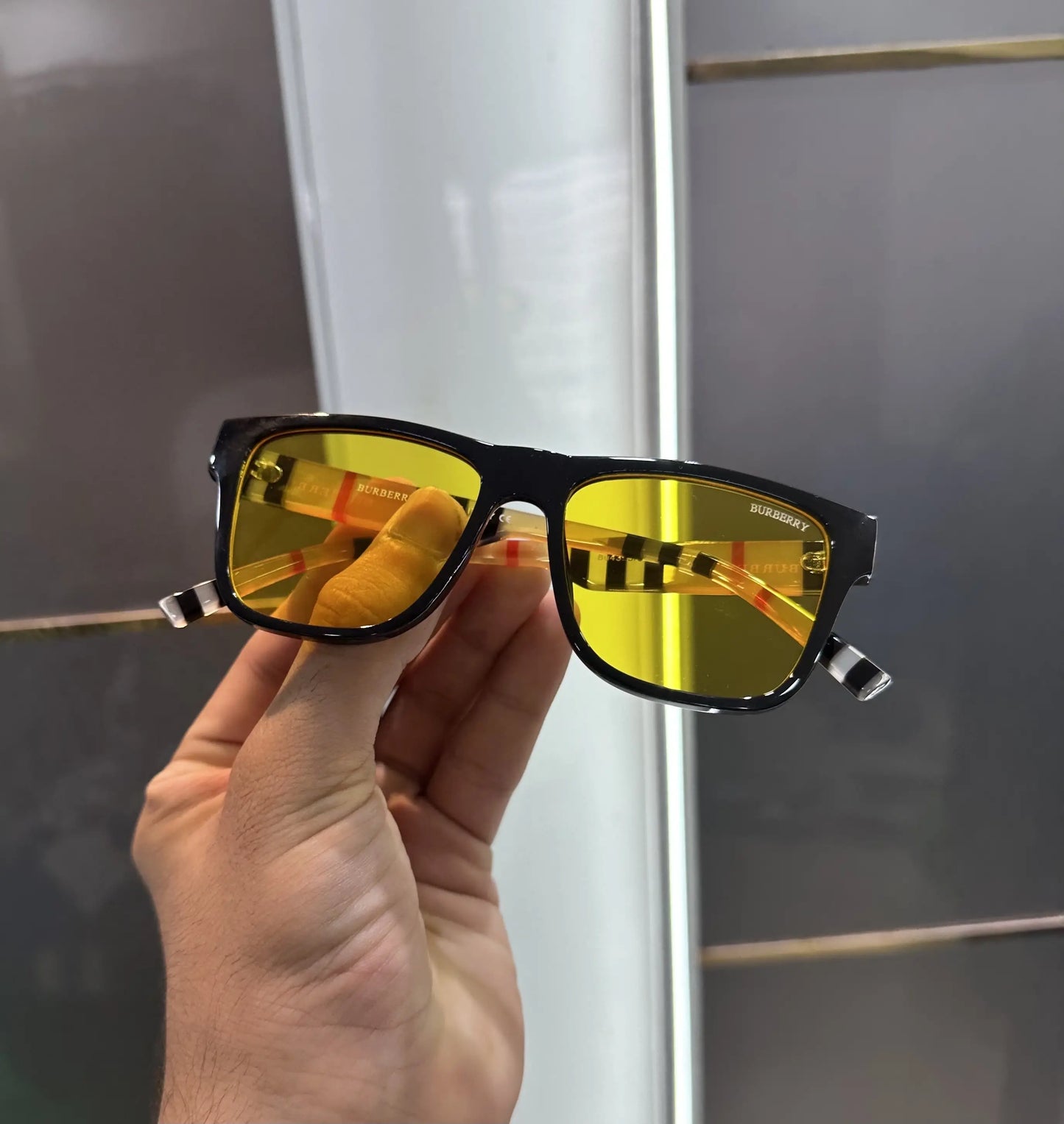 Burberr y Logo Stick Yellow Premium Shades 4395