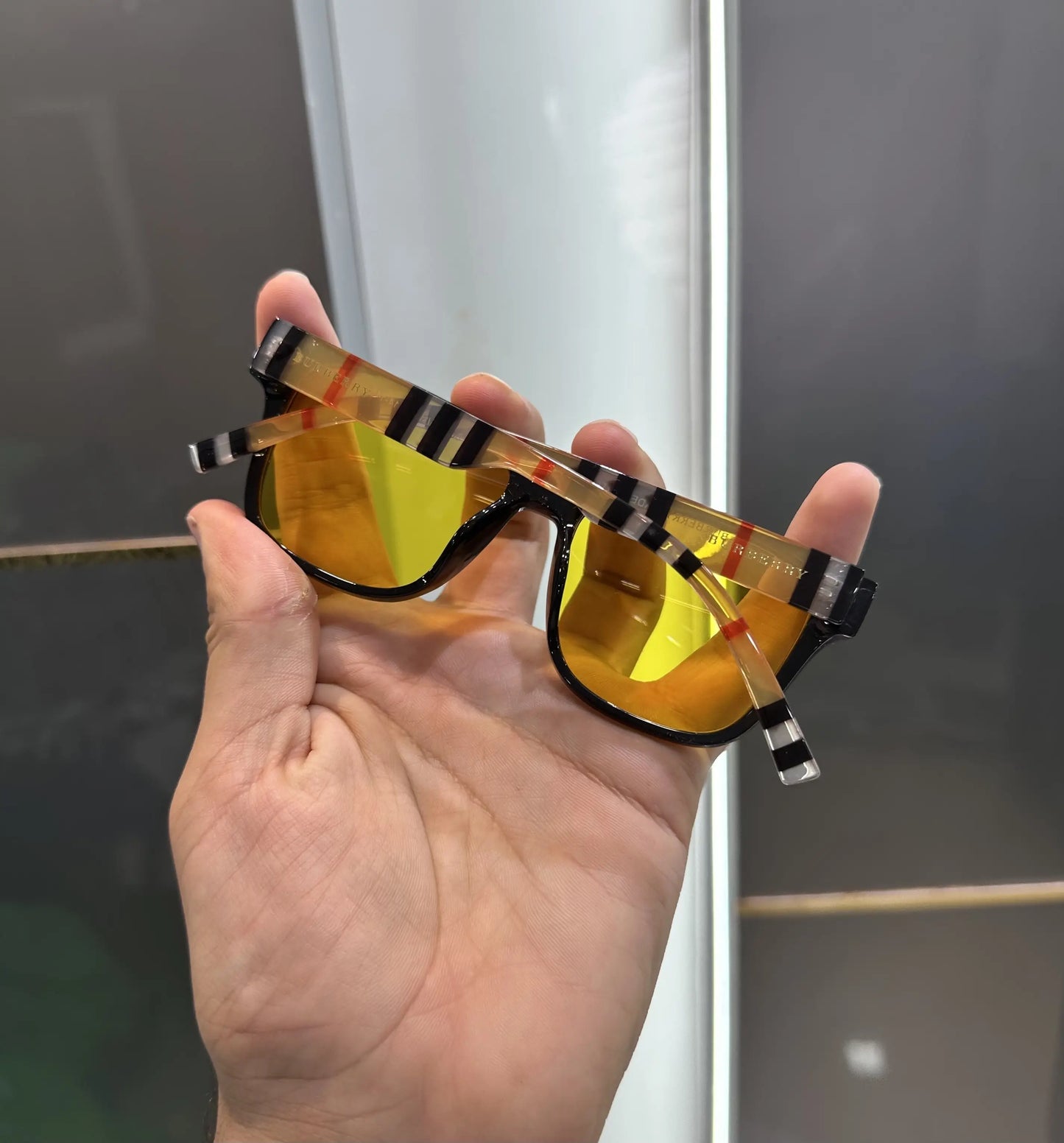 Burberr y Logo Stick Yellow Premium Shades 4395
