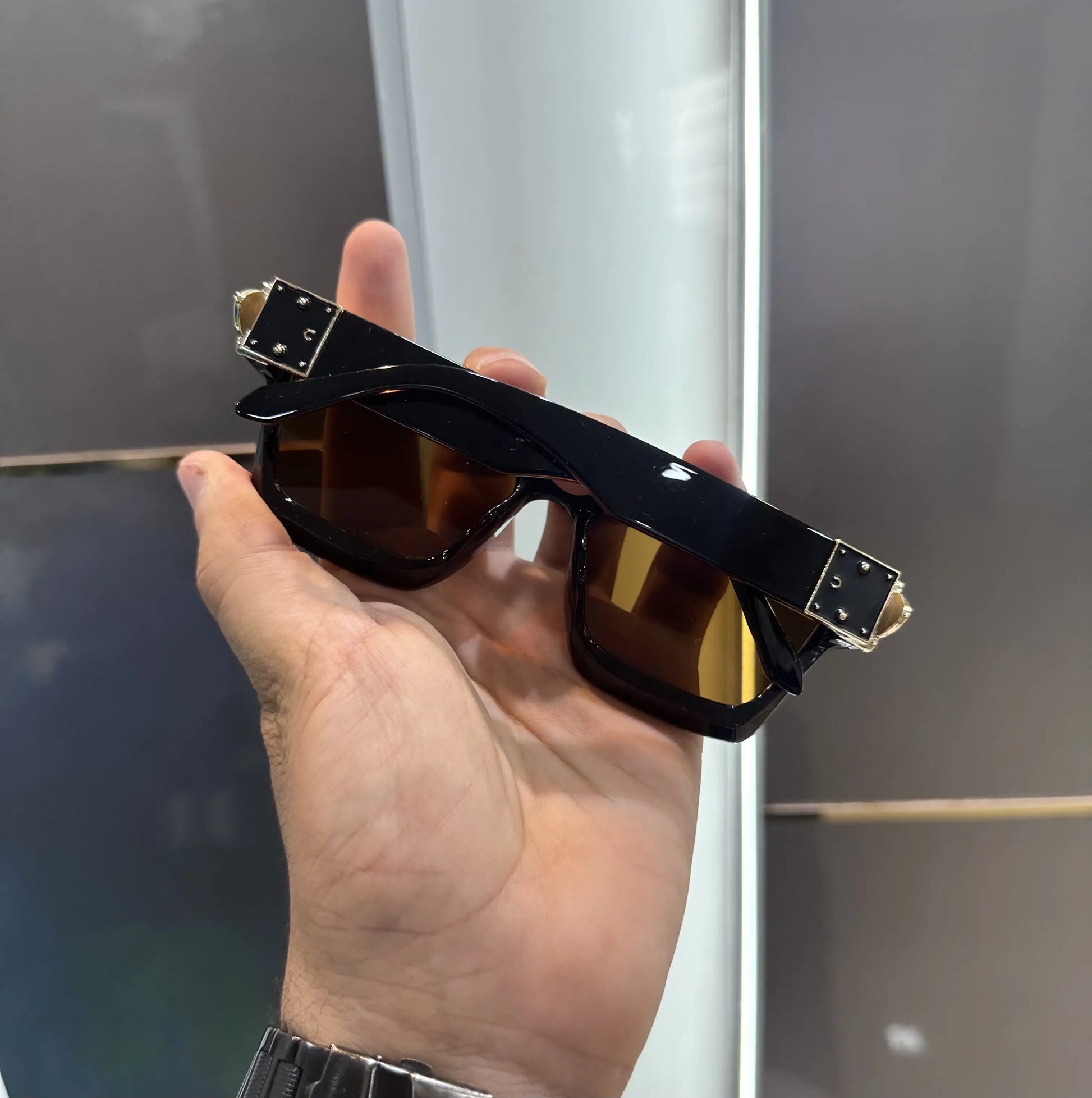 Louis Vuitto n Gold Brown Premium Shades 65N