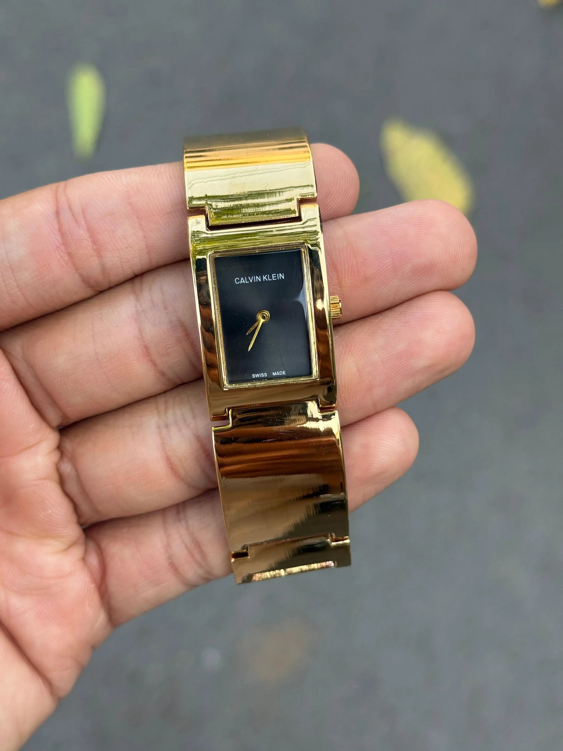 Calvin Klei n Rectangular Women s Gold Black