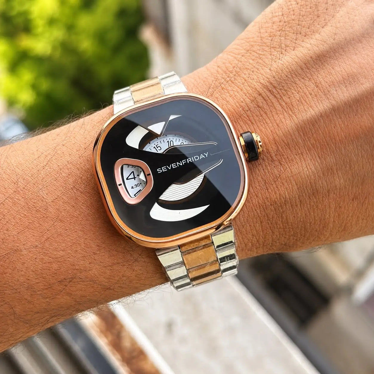 SEVEN_FRIDAY_GOLD_TT_BLACK