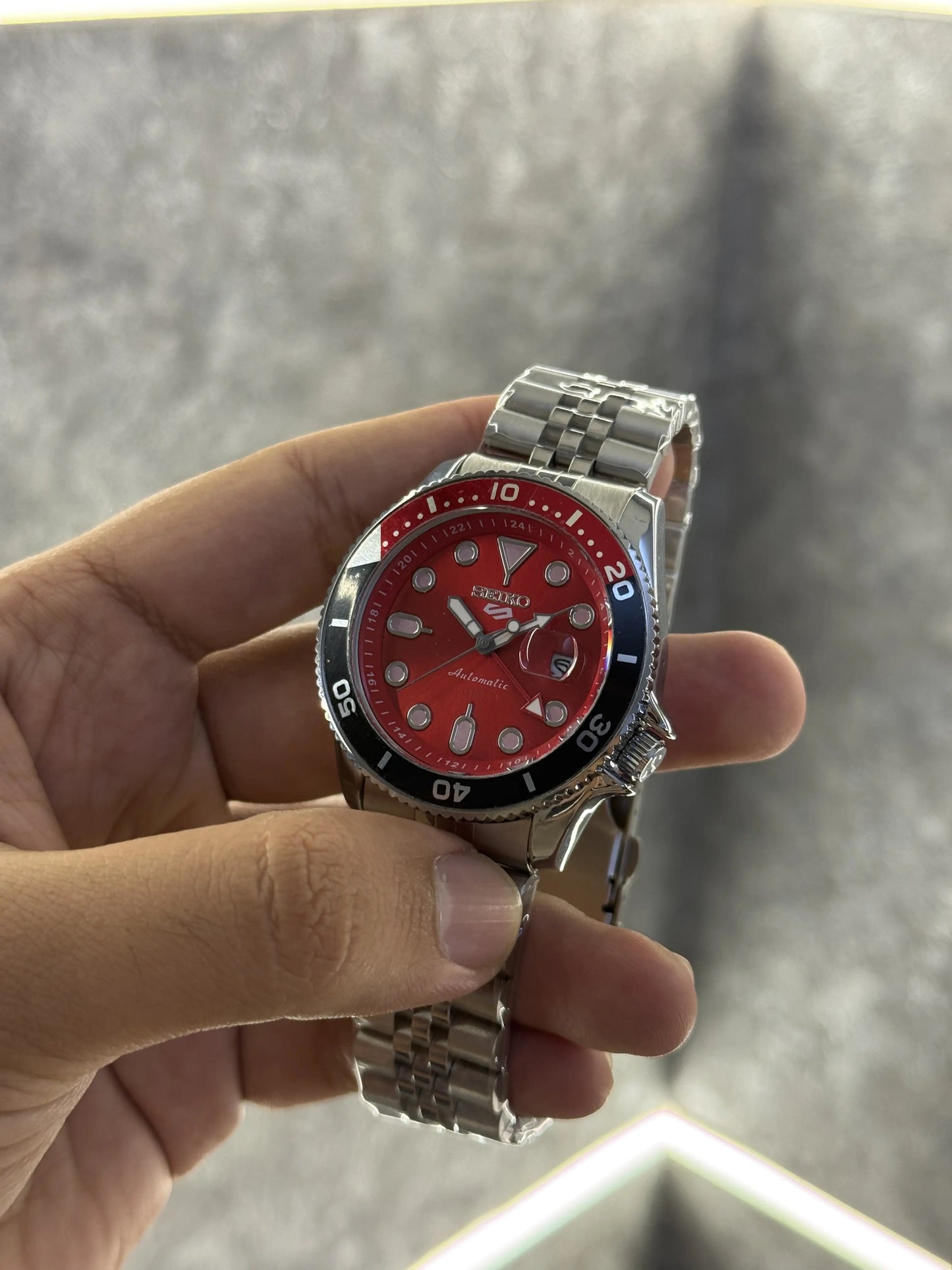 Seiko 5 GMT Red Back Open 081
