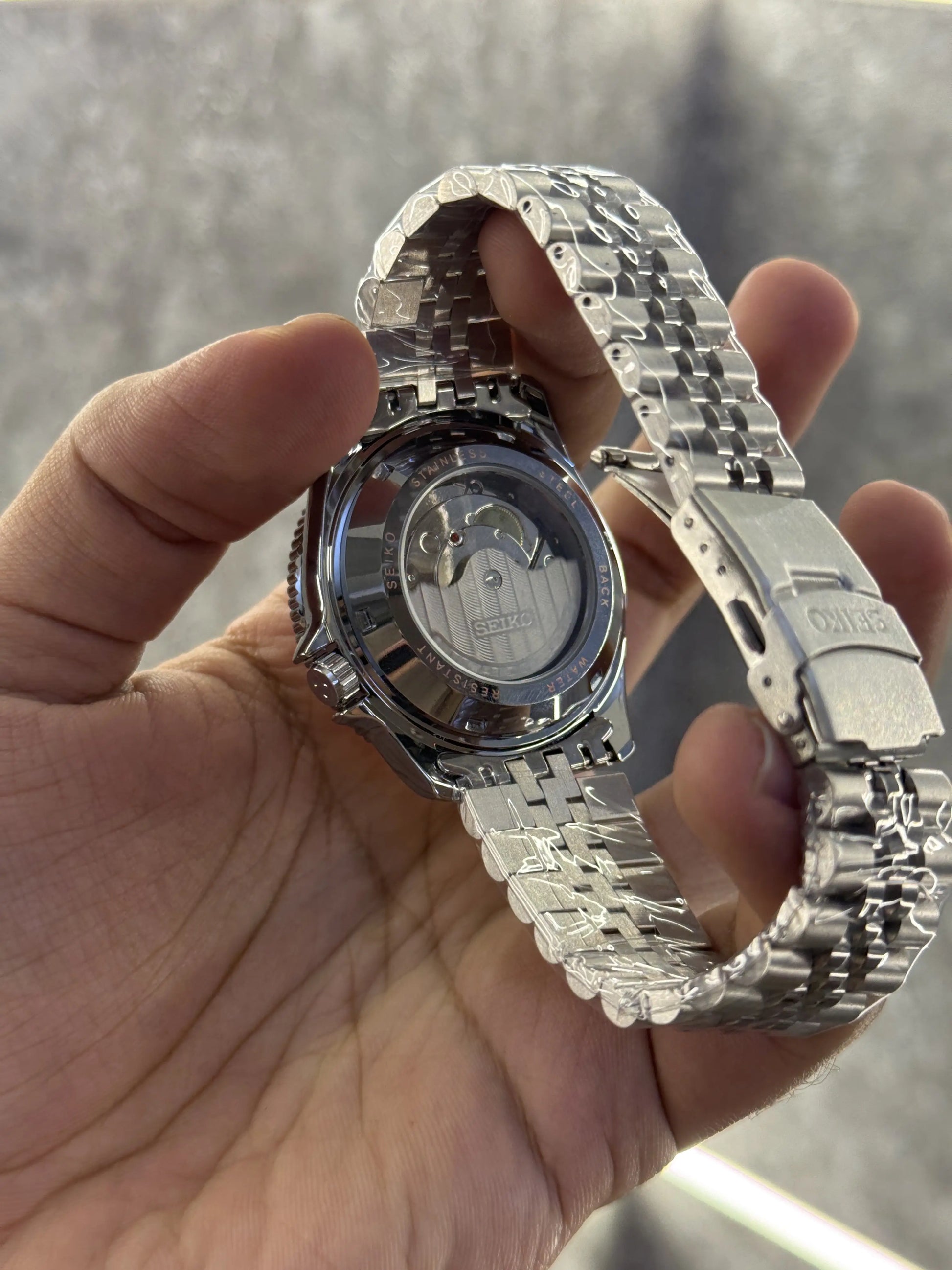 Seiko 5 GMT Red Back Open 081