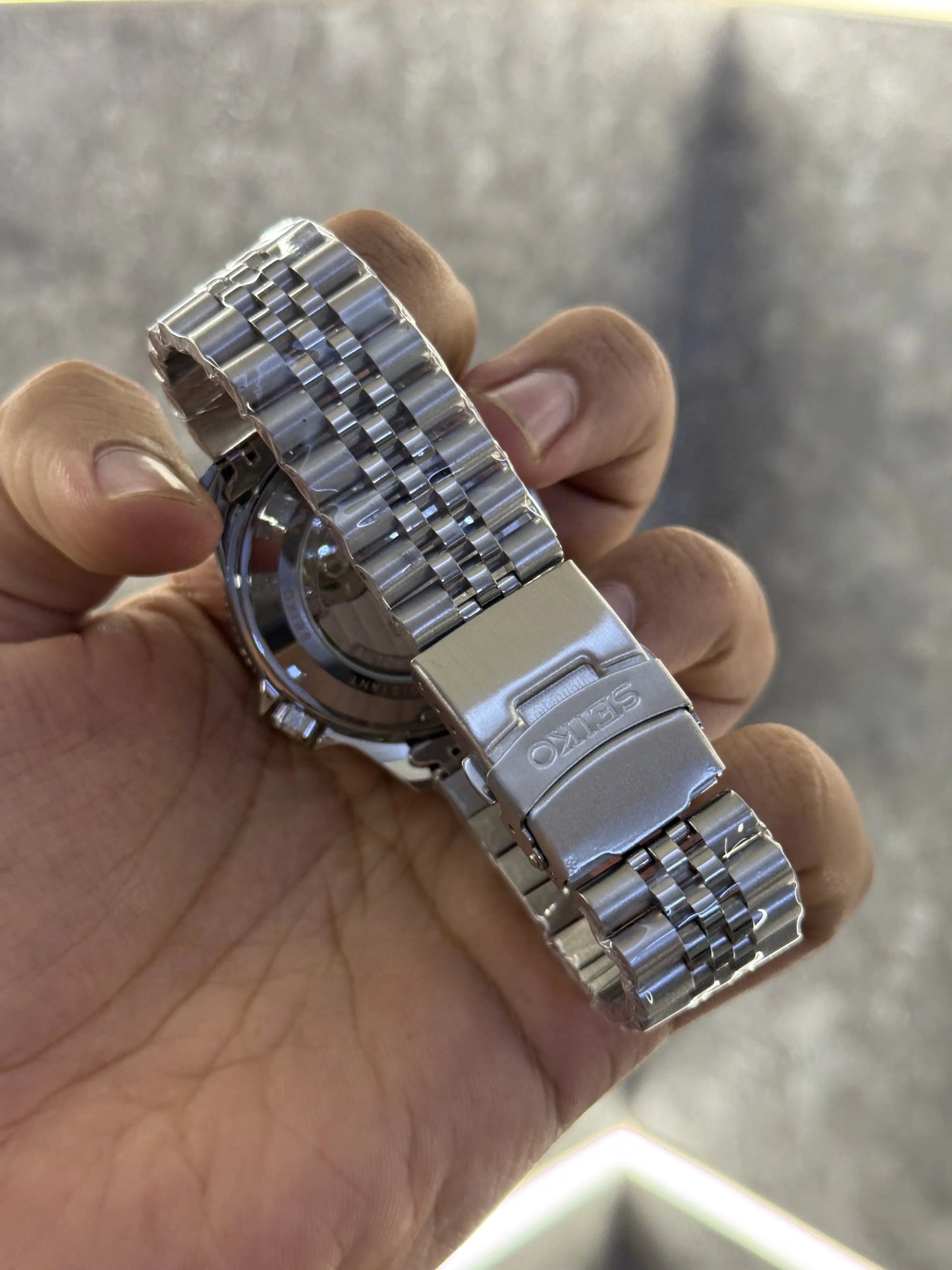 Seiko 5 GMT Red Back Open 081
