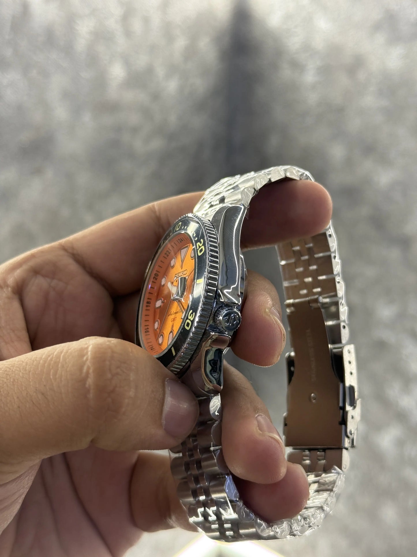 Seiko 5 GMT Orange Back Open 080