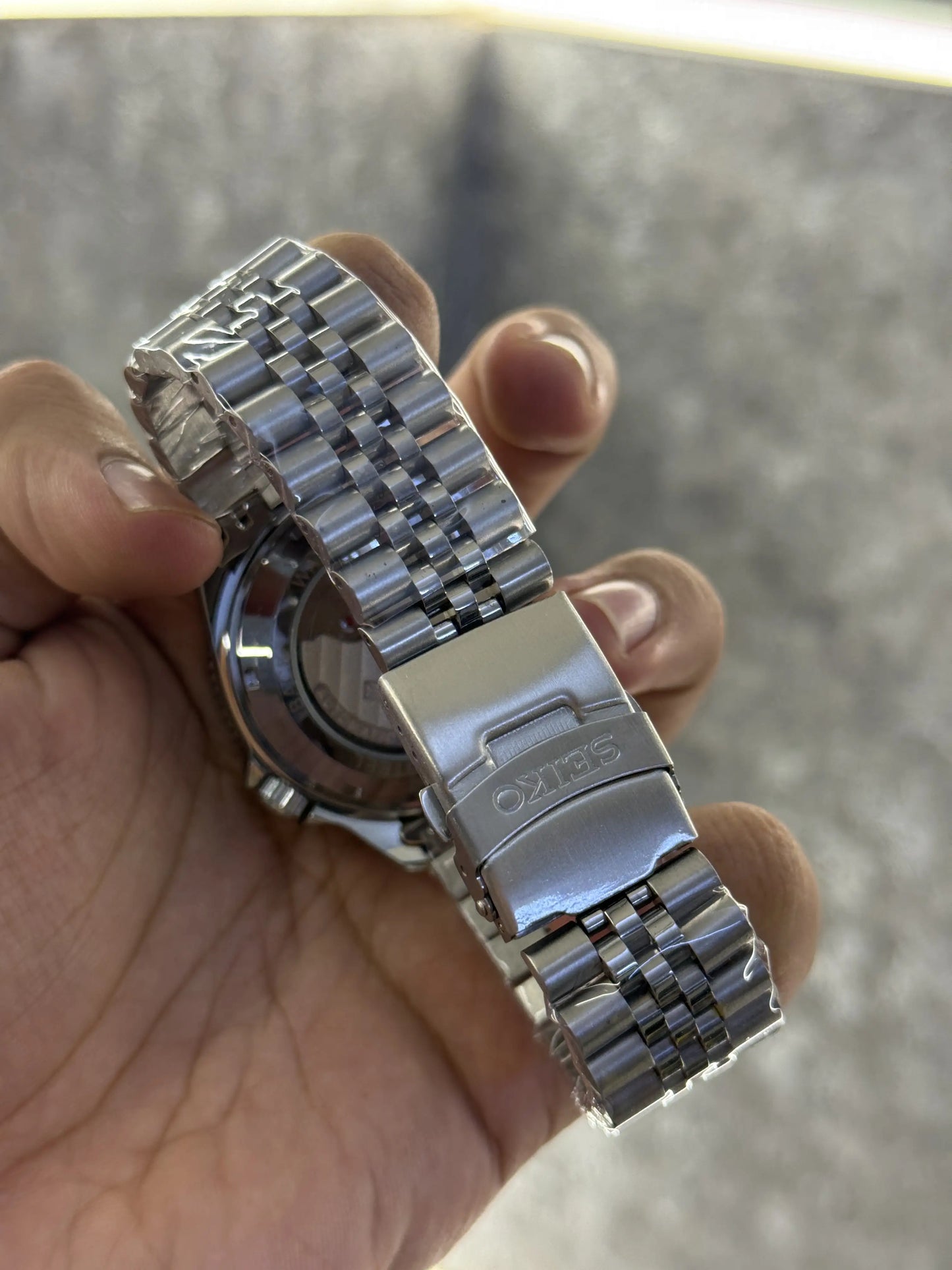 Seiko 5 GMT Orange Back Open 080